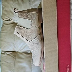 NIB Kodiak Low-Rider Chelsea Boot